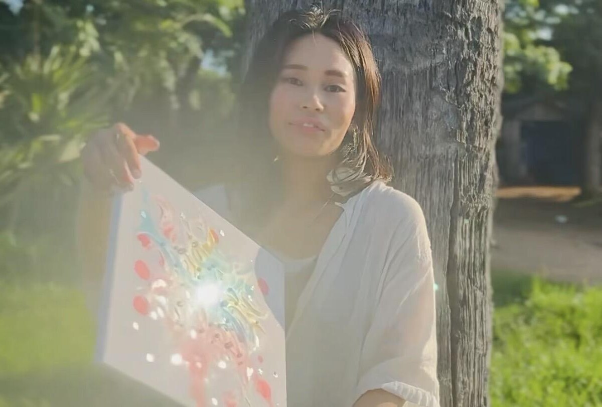 木のそばで夢吹アートを手にするkana