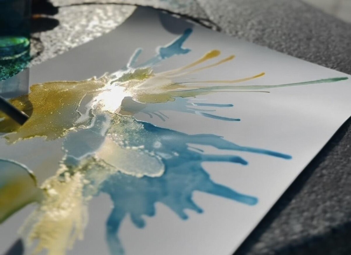 青と黄色のインクが広がる夢吹アート