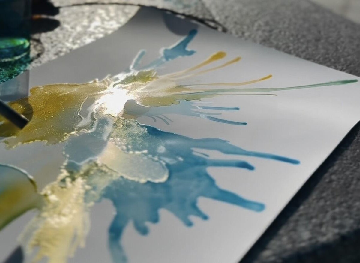 青と黄色のインクが広がる夢吹アート