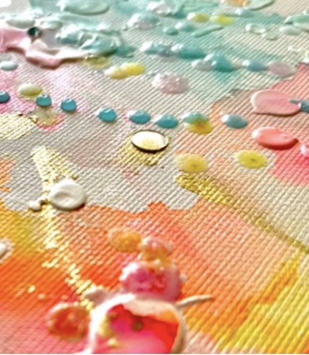 色とりどりの絵の具が重なるアート